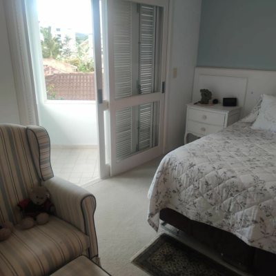 Casa Residencial com 300m², 4 quartos (sendo 4 suítes), 2 garagens, no bairro Jurerê Internacional em Florianópolis