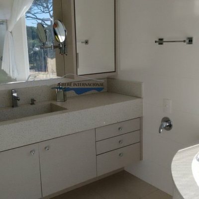 Casa Residencial com 470m², 4 quartos, 4 suítes, 2 garagens, no bairro Jurerê Internacional em Florianópolis