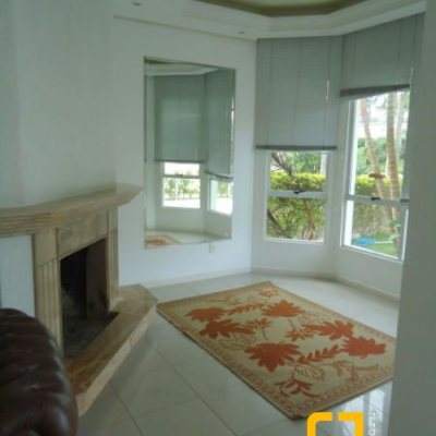 Casa Residencial com 380m², 5 quartos, 2 suítes, 2 garagens, no bairro Jurerê em Florianópolis