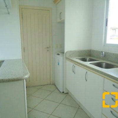 Casa Residencial com 380m², 5 quartos, 2 suítes, 2 garagens, no bairro Jurerê em Florianópolis