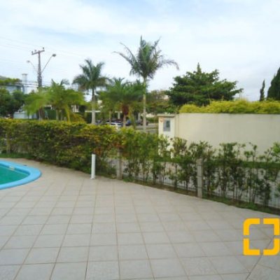 Casa Residencial com 380m², 5 quartos, 2 suítes, 2 garagens, no bairro Jurerê em Florianópolis