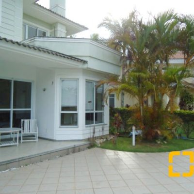 Casa Residencial com 380m², 5 quartos, 2 suítes, 2 garagens, no bairro Jurerê em Florianópolis