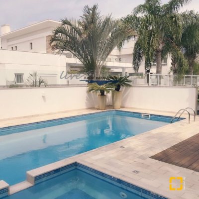 Casa Residencial com 464m², 5 quartos (sendo 4 suítes), 4 garagens, no bairro Jurerê Internacional em Florianópolis