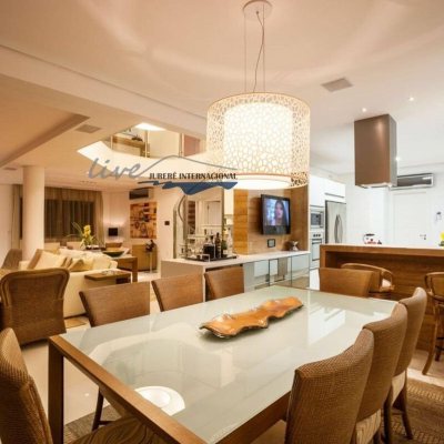 Casa Residencial com 464m², 5 quartos (sendo 4 suítes), 4 garagens, no bairro Jurerê Internacional em Florianópolis