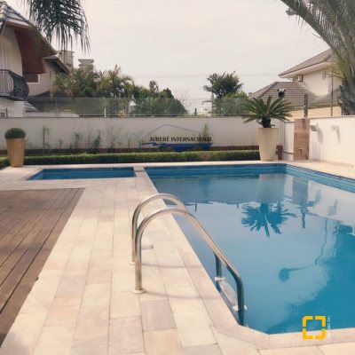 Casa Residencial com 464m², 5 quartos (sendo 4 suítes), 4 garagens, no bairro Jurerê Internacional em Florianópolis