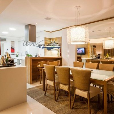 Casa Residencial com 464m², 5 quartos (sendo 4 suítes), 4 garagens, no bairro Jurerê Internacional em Florianópolis