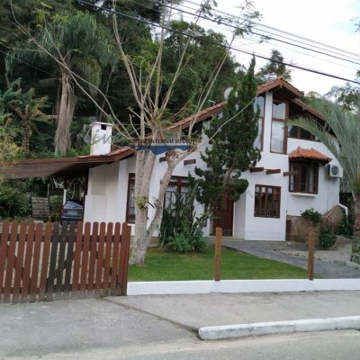Casa Residencial com 200m², 4 quartos, 3 suítes, 5 garagens, no bairro Jurerê Internacional em Florianópolis