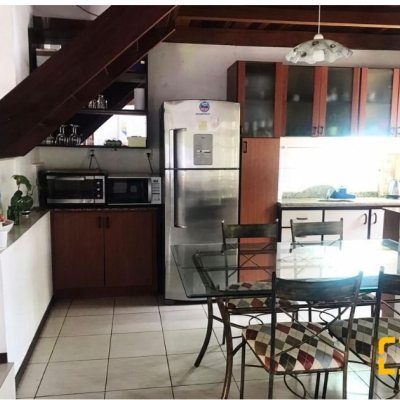 Casa Residencial com 200m², 4 quartos, 3 suítes, 5 garagens, no bairro Jurerê Internacional em Florianópolis