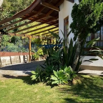 Casa Residencial com 200m², 4 quartos, 3 suítes, 5 garagens, no bairro Jurerê Internacional em Florianópolis