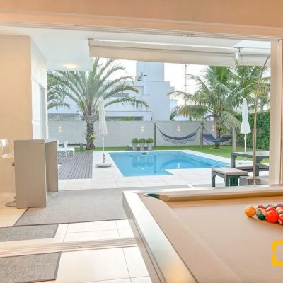Casa Residencial com 320m², 3 quartos, 2 suítes, 3 garagens, no bairro Jurerê Internacional em Florianópolis
