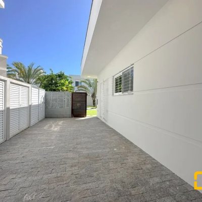 Casa Residencial com 320m², 3 quartos, 2 suítes, 3 garagens, no bairro Jurerê Internacional em Florianópolis