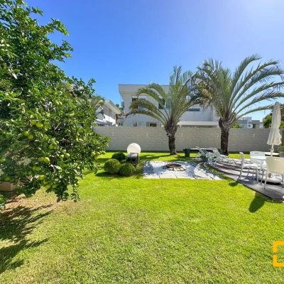 Casa Residencial com 320m², 3 quartos, 2 suítes, 3 garagens, no bairro Jurerê Internacional em Florianópolis