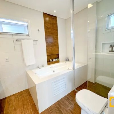 Casa Residencial com 320m², 3 quartos, 2 suítes, 3 garagens, no bairro Jurerê Internacional em Florianópolis