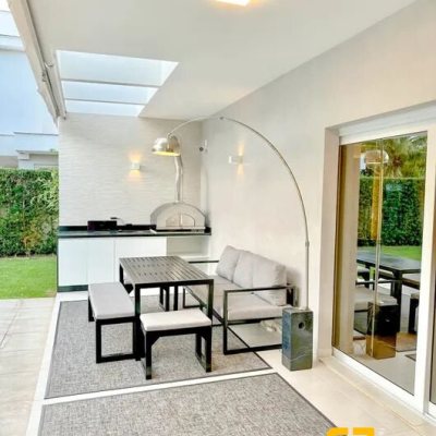 Casa Residencial com 320m², 3 quartos, 2 suítes, 3 garagens, no bairro Jurerê Internacional em Florianópolis