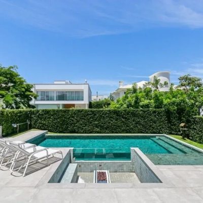Casa Residencial com 460m², 5 quartos, 5 suítes, 2 garagens, no bairro Jurerê Internacional em Florianópolis