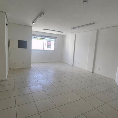 Sala com 41m², no bairro Córrego Grande em Florianópolis