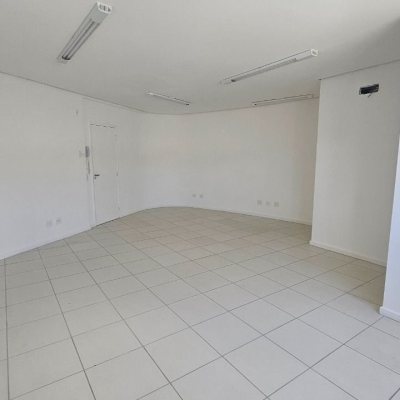 Sala com 41m², no bairro Córrego Grande em Florianópolis