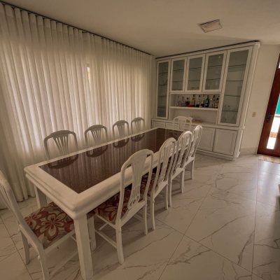 Casa Residencial com 300m², 4 quartos, 4 suítes, 4 garagens, no bairro Jurerê Internacional em Florianópolis