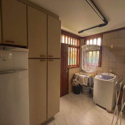 Casa Residencial com 300m², 4 quartos, 4 suítes, 4 garagens, no bairro Jurerê Internacional em Florianópolis