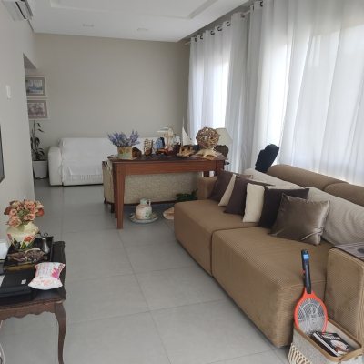 Apartamentos com 165m², 3 quartos (sendo 2 suítes), 2 garagens, no bairro Jurerê em Florianópolis