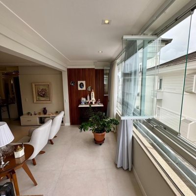 Cobertura com 226m², 3 quartos, 2 suítes, 2 garagens, no bairro Jurerê Internacional em Florianópolis