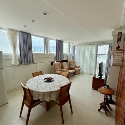 Cobertura com 226m², 3 quartos, 2 suítes, 2 garagens, no bairro Jurerê Internacional em Florianópolis