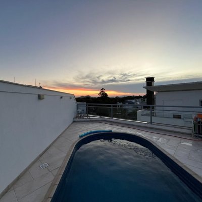 Cobertura com 226m², 3 quartos, 2 suítes, 2 garagens, no bairro Jurerê Internacional em Florianópolis
