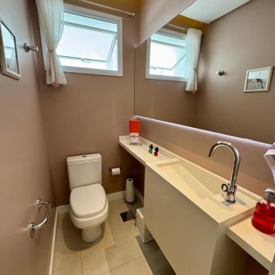 Cobertura com 226m², 3 quartos, 2 suítes, 2 garagens, no bairro Jurerê Internacional em Florianópolis