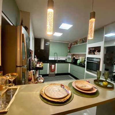 Apartamentos com 167m², 4 quartos (sendo 2 suítes), 2 garagens, no bairro Centro em Balneário Camboriú
