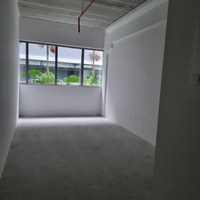 Sala com 26m², 2 garagens, no bairro Saco Grande em Florianópolis