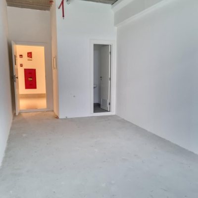 Sala com 26m², 2 garagens, no bairro Saco Grande em Florianópolis