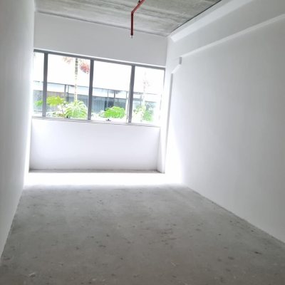 Sala com 26m², 2 garagens, no bairro Saco Grande em Florianópolis