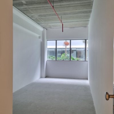 Sala com 26m², 2 garagens, no bairro Saco Grande em Florianópolis