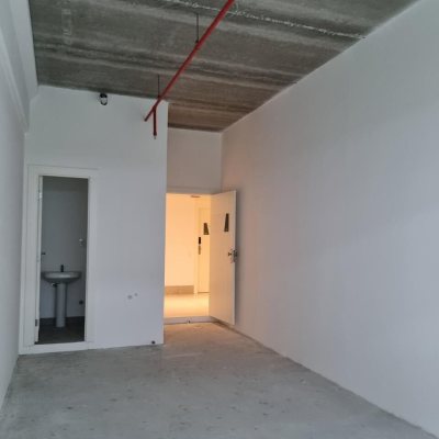 Sala com 26m², 2 garagens, no bairro Saco Grande em Florianópolis