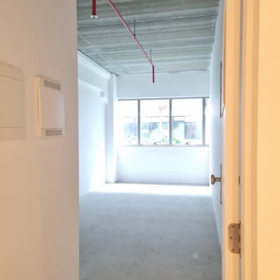 Sala com 26m², 2 garagens, no bairro Saco Grande em Florianópolis