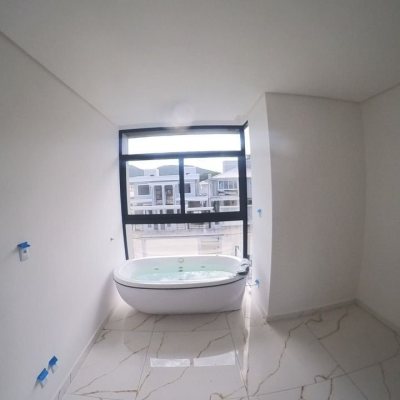 Casa Residencial com 140m², 3 quartos (sendo 3 suítes), 2 garagens, no bairro Ingleses do Rio Vermelho em Florianópolis