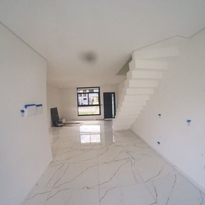 Casa Residencial com 140m², 3 quartos (sendo 3 suítes), 2 garagens, no bairro Ingleses do Rio Vermelho em Florianópolis