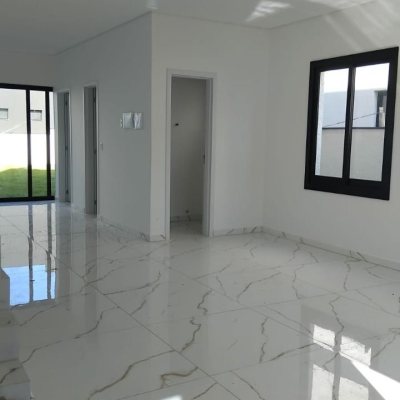 Casa Residencial com 140m², 3 quartos (sendo 3 suítes), 2 garagens, no bairro Ingleses do Rio Vermelho em Florianópolis