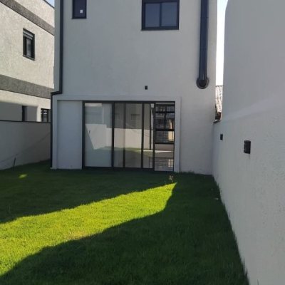 Casa Residencial com 140m², 3 quartos (sendo 3 suítes), 2 garagens, no bairro Ingleses do Rio Vermelho em Florianópolis
