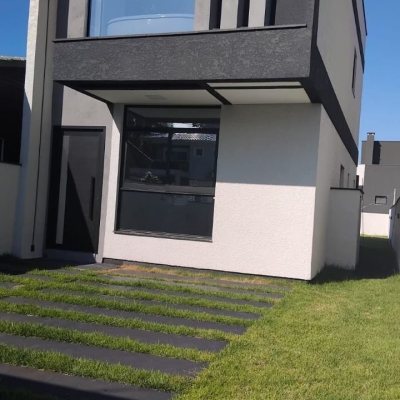 Casa Residencial com 140m², 3 quartos (sendo 3 suítes), 2 garagens, no bairro Ingleses do Rio Vermelho em Florianópolis