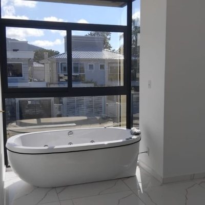 Casa Residencial com 140m², 3 quartos (sendo 3 suítes), 2 garagens, no bairro Ingleses do Rio Vermelho em Florianópolis