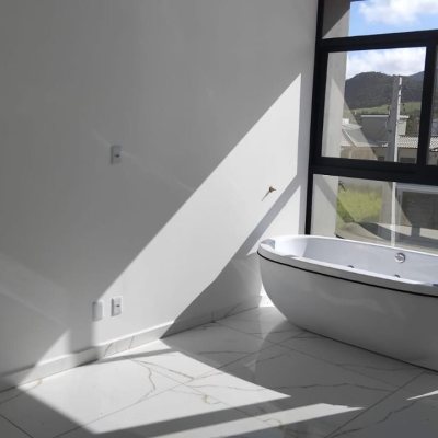 Casa Residencial com 140m², 3 quartos (sendo 3 suítes), 2 garagens, no bairro Ingleses do Rio Vermelho em Florianópolis