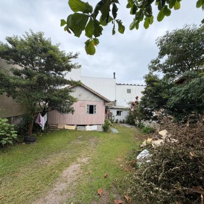 Terrenos Residenciais com 240m², no bairro Capoeiras em Florianópolis