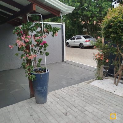 Casa Residencial com 51m², 2 quartos, 1 garagem, no bairro São João Do Rio Vermelho em Florianópolis