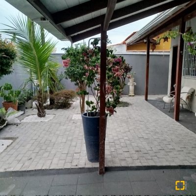 Casa Residencial com 51m², 2 quartos, 1 garagem, no bairro São João Do Rio Vermelho em Florianópolis