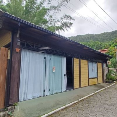 Sitio com 850m², 6 quartos, 3 garagens, no bairro Barra da Lagoa em Florianópolis