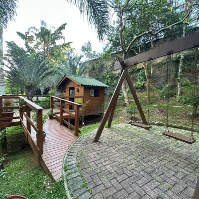 Apartamentos com 94m², 3 quartos, 1 suíte, 2 garagens, no bairro Itacorubi em Florianópolis