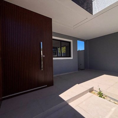 Sobrado Residencial com 153m², 3 quartos, 3 suítes, 2 garagens, no bairro São João Do Rio Vermelho em Florianópolis