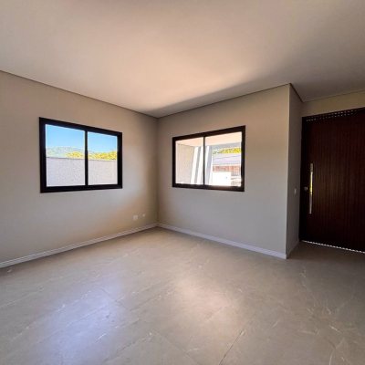 Sobrado Residencial com 153m², 3 quartos, 3 suítes, 2 garagens, no bairro São João Do Rio Vermelho em Florianópolis