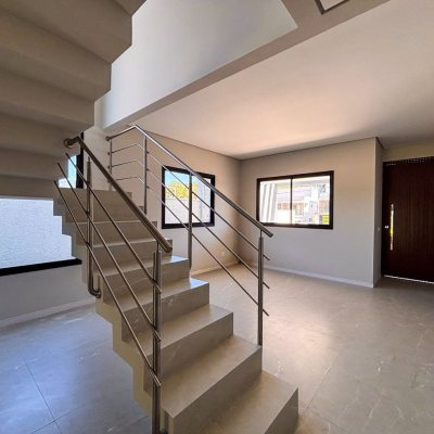 Sobrado Residencial com 153m², 3 quartos, 3 suítes, 2 garagens, no bairro São João Do Rio Vermelho em Florianópolis